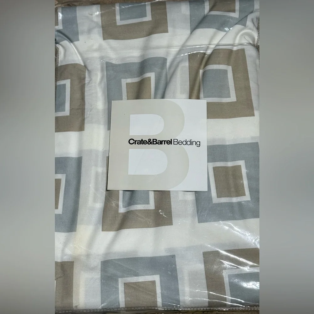 Crate & Barrel Times Square twin set 1 duvet cover,2 standard shams &1 bedskirt